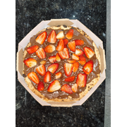 Doces: Sensação - Pizza Grande (Ingredientes: Chocolate ao Leite, Creme de Leite, morango fatiado)