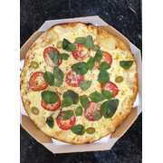 Tradicionais: Marguerita - Pizza Grande (Ingredientes: Azeitona Verde, Manjericão Fresco, Molho de Tomate, Mussarela, Orégano, Parmesão, Rodelas de Tomate)