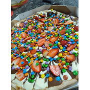 Doces: A Moda do Motoca - Pizza Grande (Ingredientes: Chocolate ao Leite, Chocolate Branco, Creme de Leite, M&M, morango fatiado)