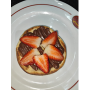 Esfihas Doces: Sensação - Esfiha (Ingredientes: Chocolate ao Leite, Creme de Leite, Morango Fatiado)