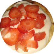 Esfihas Doces: Sensação Branca - Esfiha (Ingredientes: Chocolate Branco, Creme de Leite, Morango Fatiado)