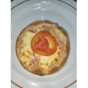 Esfihas Especiais: Peito de Peru - Esfiha (Ingredientes: Mussarela, Peito de Peru Ralado, Rodela de Tomate)
