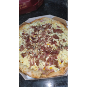 Tradicionais: Portuguesa Especial - Pizza Grande (Ingredientes: Azeitona Verde, Bacon, Cebola, Milho Verde Fresco, Molho de Tomate, Mussarela, Orégano, Ovo, Presunto)