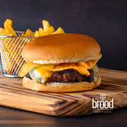 burger brood: Brood Nachos (Doritos) - Hambúrguer (Ingredientes: Pão Tipo Brioche, Molho Brood, Bacon, Hambúrguer Bovino, Muçarela, Cheddar, Cheddar Cremoso, Doritos, Maionese Verde, * Acompanha Porção de Batatas Fritas!)