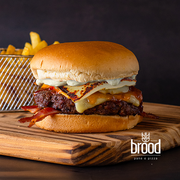 burger brood: Brood Chilli Coalho - Hambúrguer (Ingredientes: Pão Tipo Brioche, Molho Brood, Bacon, Hambúrguer Bovino, Cheddar Cremoso, Muçarela, Queijo Coalho, Cream Cheese, Geleia de Pimenta, Maionese Verde, * Acompanha Porção de Batatas Fritas!, Cebola Caramelizada)