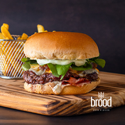 burger brood: Brood Super Bacon - Hambúrguer (Ingredientes: Pão Tipo Brioche, Molho Brood, Geleia de Bacon, Bacon, Rúcula, Hambúrguer Bovino, Queijo Muçarela, Queijo Tipo Provolone, Cheddar Cremoso, Cebola Chapeada, Picles de Pepino, Maionese Verde, * Acompanha Porção de Batatas Fritas!)