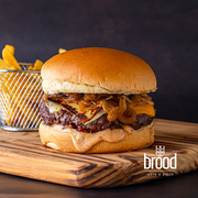burger brood: Brood Speciaal Coalho - Hambúrguer (Ingredientes: Pão Tipo Brioche, Molho Brood, Bacon, Hambúrguer Bovino, Cheddar Cremoso, Muçarela, Queijo Coalho, Cebola Chapeada, Maionese Verde, * Acompanha Porção de Batatas Fritas!)