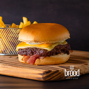 burger brood: Brood - Hambúrguer (Ingredientes: Pão Tipo Brioche, Molho Brood, Bacon, Hambúrguer Bovino, Queijo Muçarela, Cheddar Cremoso, Maionese Verde, * Acompanha Porção de Batatas Fritas!)