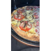 Pizzas Salgadas: 29-Romana - Pizza Grande (Ingredientes: Aliche, Azeitona, Molho de Tomate, Mussarela, Orégano, Parmesão Ralado, Tomate)