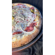 Pizzas Salgadas: 31-Toscana - Pizza Grande (Ingredientes: Azeitona, Calabresa Fatiada, Cebola, Molho de Tomate, Mussarela, Orégano)