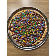 Doces: Confete com Kit Kat - Pizza Grande (Ingredientes: Chocolate Preto, Confete, Creme de Leite, KIT KAT, Leite Condensado, Mussarela)