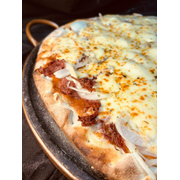 Pizzas Salgadas: 32-Carne Seca - Pizza Grande (Ingredientes: Azeitona, Carne Seca, Cebola, Molho de Tomate, Mussarela, Orégano)