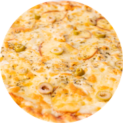 Pizzas Tradicionais: Caipira - Pizza Grande (Ingredientes: Molho de Tomate, Strogonoff de Frango, Milho, Catupiry, Mussarela, Provolone, Azeitona, Orégano)
