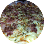 Pizzas Tradicionais: calabacon - Pizza Grande (Ingredientes: Molho de Tomate, Calabresa, Mussarela, Bacon, Azeitona, Orégano)