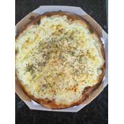 Tradicionais: Quatro Queijos - Pizza Grande (Ingredientes: Azeitona Verde, Molho de Tomate, Mussarela, Orégano, Parmesão, Provolone, Requeijão Cremoso)