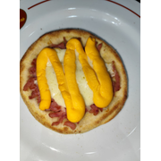 Esfihas Especiais: Calabresa Premium Com Mussarela e Cheddar - Esfiha (Ingredientes: Calabresa Ralada, Cheddar, Mussarela)