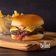 burger brood: Brood Coalho - Hambúrguer (Ingredientes: Pão, Molho Brood, Bacon, Hambúrguer Bovino, Cheddar Cremoso, Muçarela, Queijo Coalho, Maionese Verde, * Acompanha Porção de Batatas Fritas!)