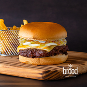 burger brood: Brood Havaiano - Hambúrguer (Ingredientes: Pão, Molho Brood, Hambúrguer Bovino, Geleia de Abacaxi, Muçarela, Queijo Tipo Provolone, Maionese Verde)