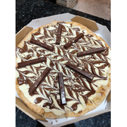 Doces: Mista Com Kit Kat - Pizza Grande (Ingredientes: Chocolate ao Leite, Chocolate Branco, Creme de Leite, Kit Kat)