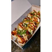 Makimono: Haruhot Especial (10 unidades) - Hahuhot Salmão, finalizado com cream cheese, camarão, cebolinha, molho tarê e gergelim.