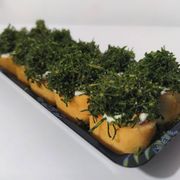 Makimono: Haruhot Crispy Couve (10unidades) - Haruhot Salmão, finalizado com cream cheese e crispy de couve