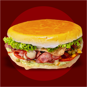 Xis: Xis Calabresa - Xis (Ingredientes: Pão, Alface, Tomate, Milho, Hambúrguer Bovino, Calabresa, Ovo, Presunto, Muçarela, Ketchup, Mostarda, Maionese Verde)