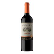 Vinhos: Vinho Chileno Tinto Concha Y Toro Reservado Carmenere 750ml - Descubra o Vinho Chileno Reservado Concha y Toro Carmenere, uma escolha que agrada a todos os paladares com sua qualidade inigualável. Produzido a partir de uvas selecionadas dos renomados vinhedos do Vale Central, no Chile, este vinho encanta pela sua textura delicada e pelas notas frutadas que o tornam único. Com coloração vermelha rubi intensa e reflexos violetas, ele desperta os sentidos com aromas envolventes de ameixa e especiarias, trazendo um toque de sofisticação a cada gole.