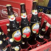 Retornáveis 600ml: Amstel Retornável 600ml (Caixa 24 Unidades) - Do equilíbrio entre a tradição e a modernidade surgiu o sabor de Amstel. Uma cerveja leve, de qualidade, que traduz as características de sua cidade de origem, Amsterdam. Graduação Alcoólica 4,6%.