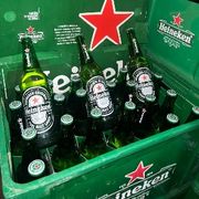Retornáveis 600ml: Heineken Retornável 600ml (Caixa 24 Unidades) - Cerveja Heineken é uma bebida refrescante e saborosa, com um aroma intenso e um final suave. Além disso, ela é produzida com ingredientes de qualidade, o que garante seu sabor único.
