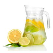Suco: jarra de suco C/ Limão C/ Água 1.600mL - O suco vai numa garrafa pet