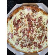 Tradicionais: Peruibense - Pizza Grande (Ingredientes: Azeitona Verde, Bacon, Molho, Molho de Tomate, Mussarela, Orégano, Parmesão, Presunto, Requeijão Cremoso)