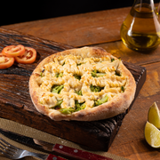 Salgadas: Brócolis Com Catupiry - Esfiha Salgada (Ingredientes: Brócolis, Catupiry)