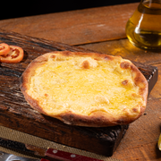 Salgadas: 3 Queijos - Esfiha Salgada (Ingredientes: Mussarela, Provolone, Parmesão)