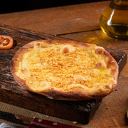 Salgadas: Alho e Óleo - Esfiha Salgada (Ingredientes: Mussarela, Alho Frito)