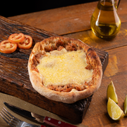 Salgadas: Atum Com Mussarela - Esfiha Salgada (Ingredientes: Atum, Tomate Picado, Cebola, Mussarela)