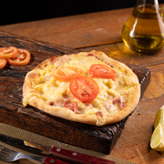 Salgadas: Bauru - Esfiha Salgada (Ingredientes: Presunto, Mussarela, Rodelas de Tomate)