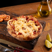 Salgadas: Calabresa Moída Com Catupiry - Esfiha Salgada (Ingredientes: Calabresa Moída, Cebola, Catupiry)