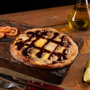 Salgadas: Costela com Barbecue e Mussarela - Esfiha Salgada (Ingredientes: Costela Bovina Desfiada, Mussarela, Molho Barbecue Por Cima)