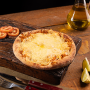 Salgadas: Frango Com Mussarela - Esfiha Salgada (Ingredientes: Frango Desfiado, Mussarela)