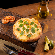 Salgadas: Margherita - Esfiha Salgada (Ingredientes: Mussarela, Rodelas de Tomate, Parmesão, Manjericão Fresco)