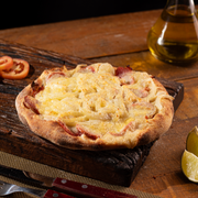 Salgadas: Calabresa Fatiada Com Mussarela - Esfiha Salgada (Ingredientes: Calabresa Fatiada, Cebola, Mussarela)