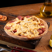 Salgadas: Calabresa Fatiada Com Catupiry - Esfiha Salgada (Ingredientes: Calabresa Fatiada, Cebola, Catupiry)