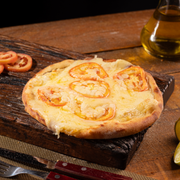 Salgadas: Napolitana - Esfiha Salgada (Ingredientes: Mussarela, Rodelas de Tomate, Parmesão)