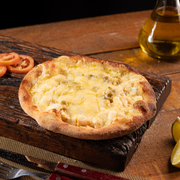 Salgadas: Palmito Com Mussarela - Esfiha Salgada (Ingredientes: Palmito, Ervilha, Mussarela)