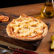 Salgadas: Peruana Com Catupiry - Esfiha Salgada (Ingredientes: Peito de Peru Defumado, Cebola, Catupiry)