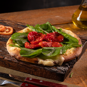 Salgadas: Rúcula - Esfiha Salgada (Ingredientes: Mussarela, Rúcula Fresca, Tomate Seco)