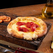 Salgadas: Tomatela - Esfiha Salgada (Ingredientes: Mussarela, Tomate Seco)
