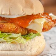 Hambúrguer: Prime À Parmegiana (Acompanha Fritas) - Hambúrguer (Ingredientes: Alface Americana, filé de frango empanado, molho de tomate, Queijo)