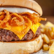 Hambúrguer: Prime Crispy Onion (Acompanha Fritas) - Hambúrguer (Ingredientes: 1 hambúrguer de carne bovina, CRISPY DE CEBOLA, FATIAS DE QUEIJO CHEDDAR, Geléia de Abacaxi, PAO BRIOCHE)