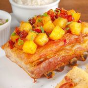 Porções: Costelinha com bacon e abacaxi - Porções acompanhamento (Ingredientes: ARROZ, Farofa, maionese, mandioca salteada com bacon)